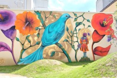 Demoiselle MM créant "Demoiselle L'oiseau bleu" pour Les Arts Fleurissent la Ville.