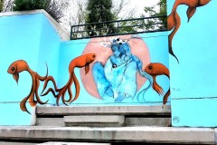 "Demoiselle Fantaisy Fish" apporte une vague de street art au Belvédère Willy-Ronis avec ses nuances de bleu, orange et cuivré.