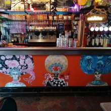 Collage sur commande des Demoiselles dans restaurant bar Folle Blanche à Montreuil