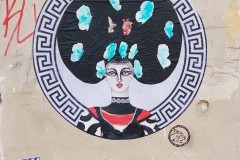 Collage Demoiselle Aphrodite rue Piat à Belleville pour l'évènement La quête des Dieux et des Déesses