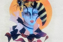 Street art Orléans : Collage Demoiselle Queen Bee par Demoiselle MM