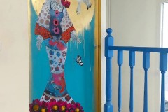 Collage, spray et peinture acrylique sur une porte par Demoiselle MM