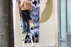 Technique mixte de collage et peinture sur un mur parisien.