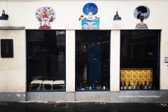Demoiselle MM rue jourdain 2019 20ème sur la façade du bar à vin 10000 joies collage Art Urbain