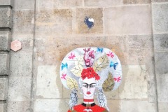 Demoiselle MM a coté de la rue charlot 3eme Paris 2021 Demoiselle frida kalho collage Art Urbain