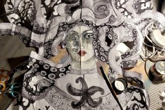 Octopus en noir et blanc en collage, spray et peinture acrylique par Demoiselle MM