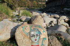 Demoiselle Tech peinture sur rocher fleuve Le Tech