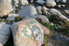 Demoiselle Tech peinture sur rocher fleuve Le Tech
