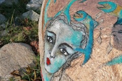 Demoiselle Tech peinture acrylique et fusain sur un rocher fleuve Le Tech à Amélie les Bains