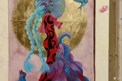 'Demoiselle Tomyris' en collage d'art de rue à Paris