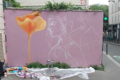 Œuvre de street art exposée à Paris, inspirée par la transformation et la flexibilité.