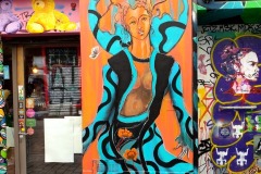 Peinture murale street art Demoiselle Barbouquin située au Barbouquin, salon de thé et bouquiniste au 1 rue Denoyez