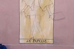 Demoiselle Papesse : peinture murale dans la rue des Repenties à Marseille