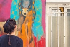 Œuvre d'art urbain exposée sur un mur à Paris 20ème.