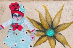 Art urbain représentant des coccinelles, des hirondelles et d'autres animaux à Paris