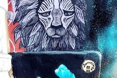 Collage mural Art urbain Demoiselles Coccinelles, hirondelles et d'autres animaux sur la rue de Ternaux à Paris