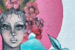 Fresque murale à Paris par Demoiselle MM avec des lapins bleus en signe de vitalité et de chance.