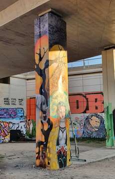 Demoiselle Artémis au Spot 13 sur poteau de 6 mètres de hauteur sous le périphérique parisien