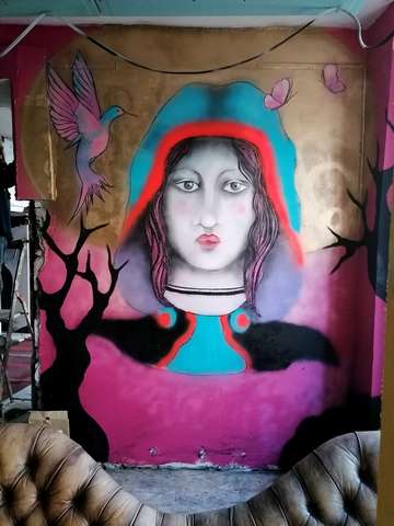 Mur peint par Demoiselle MM de Demoiselle Nyx évènement Street Art au bar underground le Globe Café 75013.