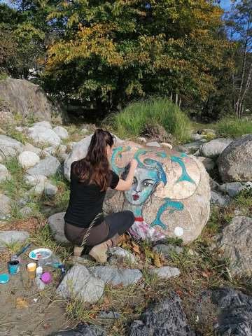 Peinture Demoiselle MM acrylique et fusain. sur un rocher au bord du fleuve Le Tech à Amélie-les-Bains dans les Pyrénées Orientales, région de l’ Occitanie.
