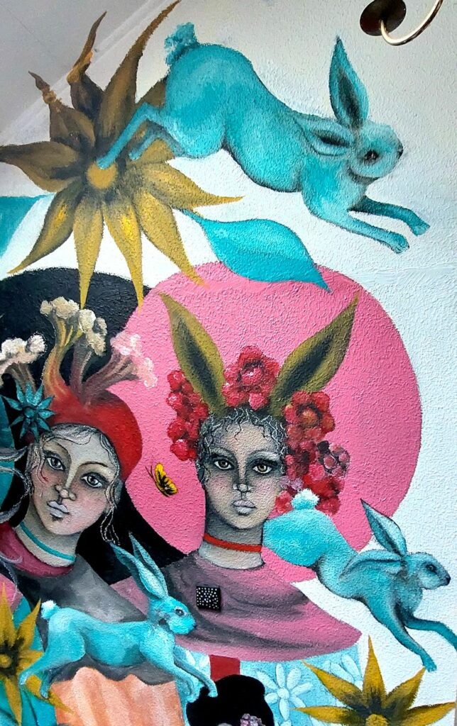 Peinture murale Blue Rabbit de Demoiselle MM à Paris