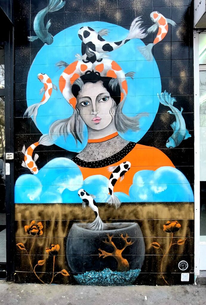 Demoiselles Carpes Koï Fresque murale devant le Bataclan Paris 11éme