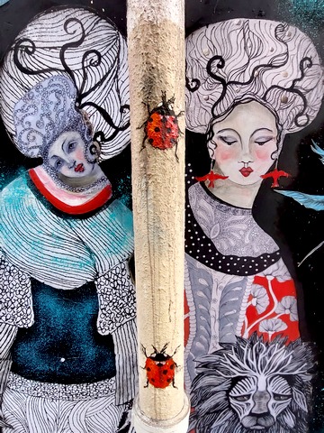 Street art à Paris représentant des coccinelles, des hirondelles et d'autres animaux