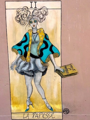 Art urbain carte de tarot : Demoiselle Papesse, mur peint à la peinture acrylique, rue de Marseille.