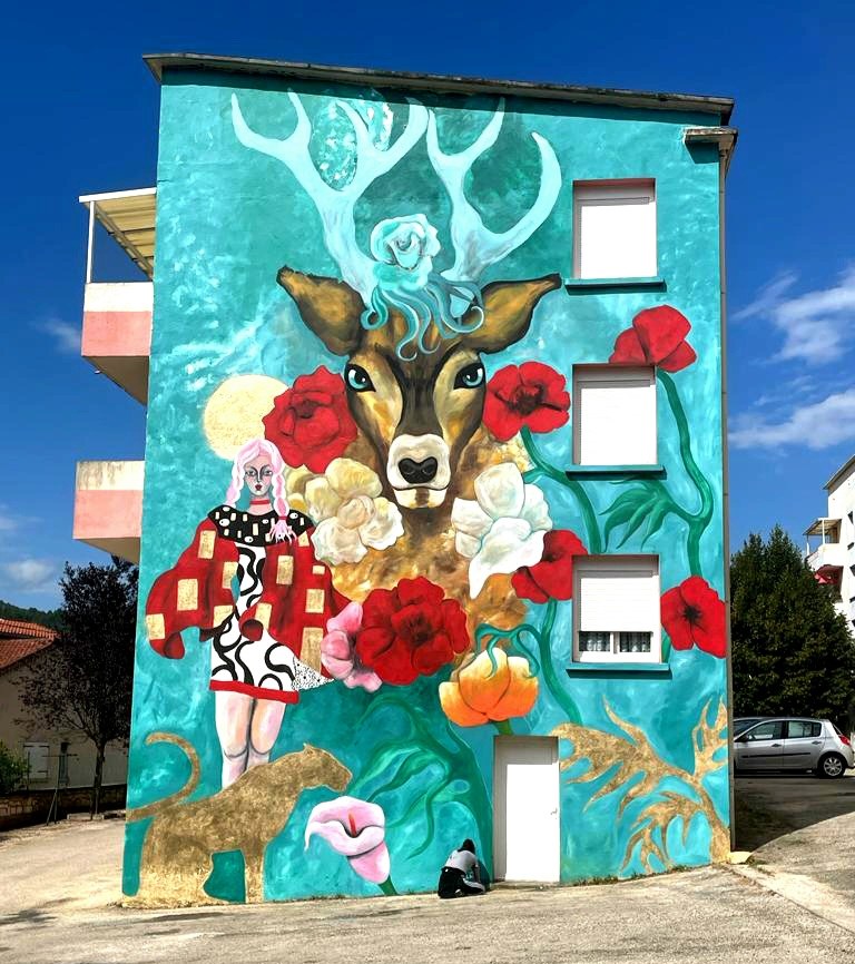 Grande fresque "Demoiselle Artémis" sur une façade des résidences le Mahistre en Cévennes