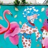 Vue d'ensemble de la fresque murale "Demoiselles Flamand Rose" située rue de la Mare à Paris.