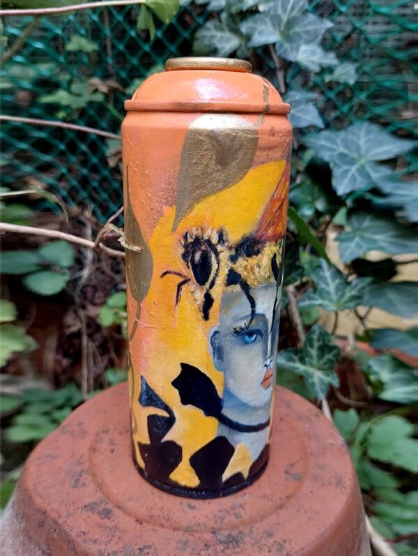 Spray Can Art Bombe aérosol peinte Demoiselle Queen Bee
