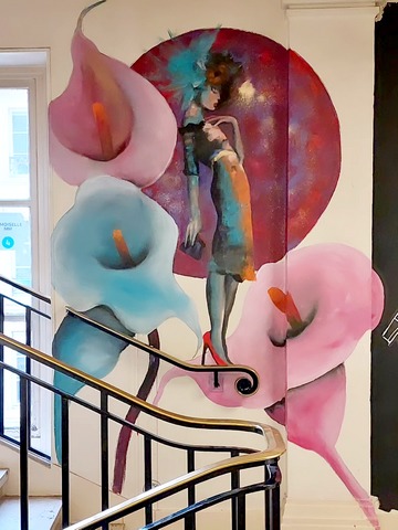 Demoiselle MM et sa fresque "Demoiselle Coco", art urbain à Paris.