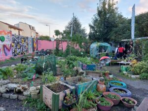 La Ferme de L’îlot est en effet à la fois une ferme urbaine à vocation pédagogique et un lieu de création autour du street art.