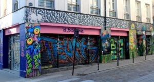 Le Barbouquin, situé au 1 rue Denoyez dans le 20ᵉ arrondissement de Paris, est un café-librairie emblématique du quartier de Belleville, réputé pour son engagement envers le street art.