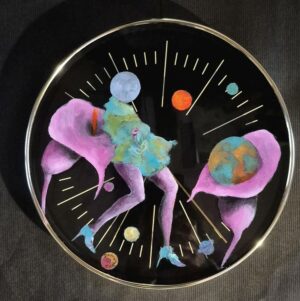 Custom Art : Demoiselle Tête dans la Lune, Technique mixte peinture sur la vitre d'une horloge par Demoiselle MM 2024.